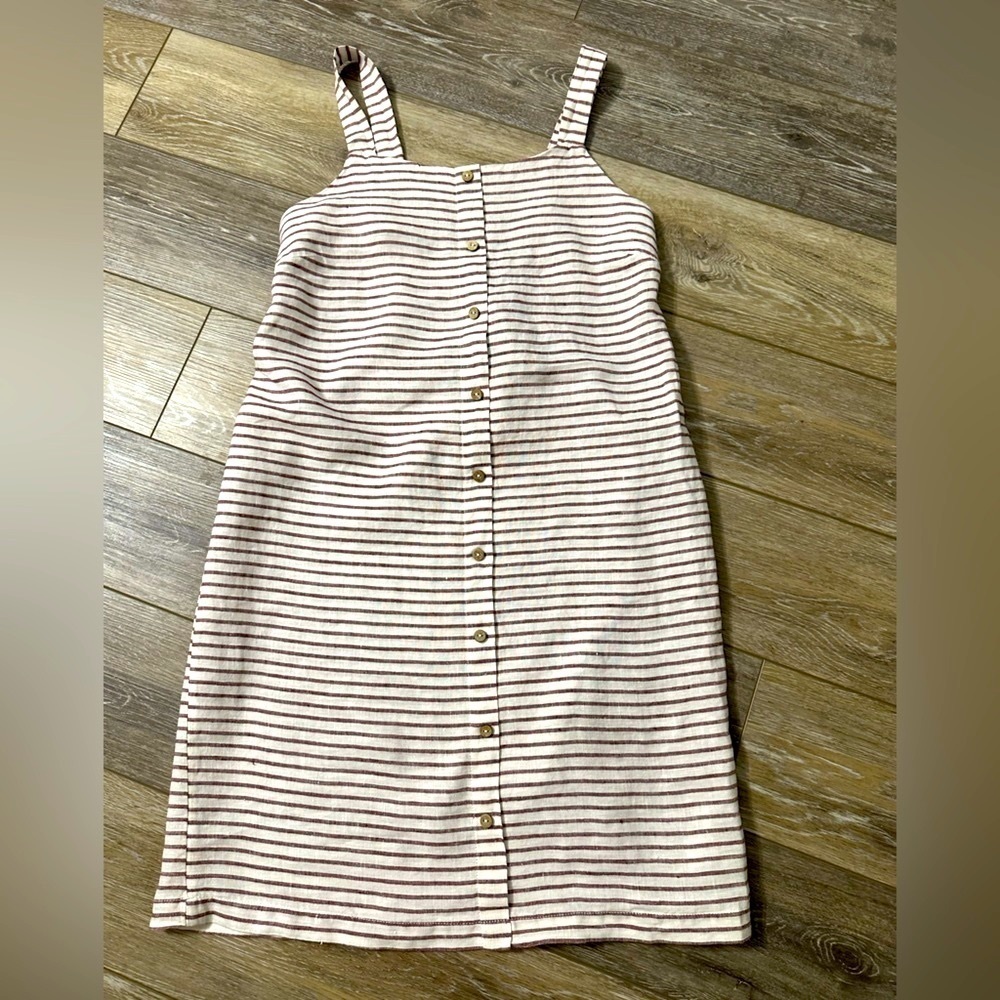 100%  linen strap shoulder dress with new condition.(color white with maroon)